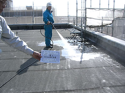 施工中状況（屋上既存アスファルト防水洗浄作業）