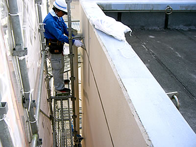 施工中状況（壁・補修及び塗装作業）