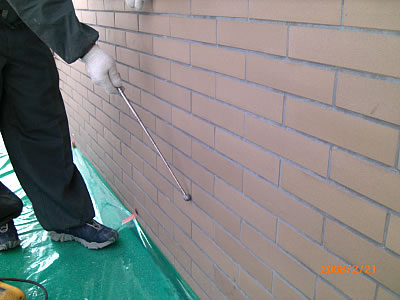 施工中状況（タイル打音検査）剥離部分は補修