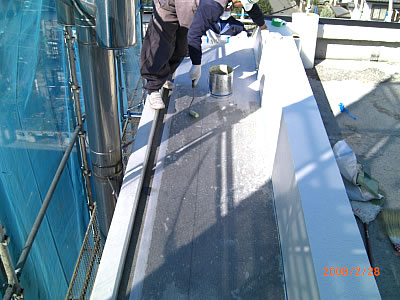 施工中状況（壁・庇、補修及び塗装作業）